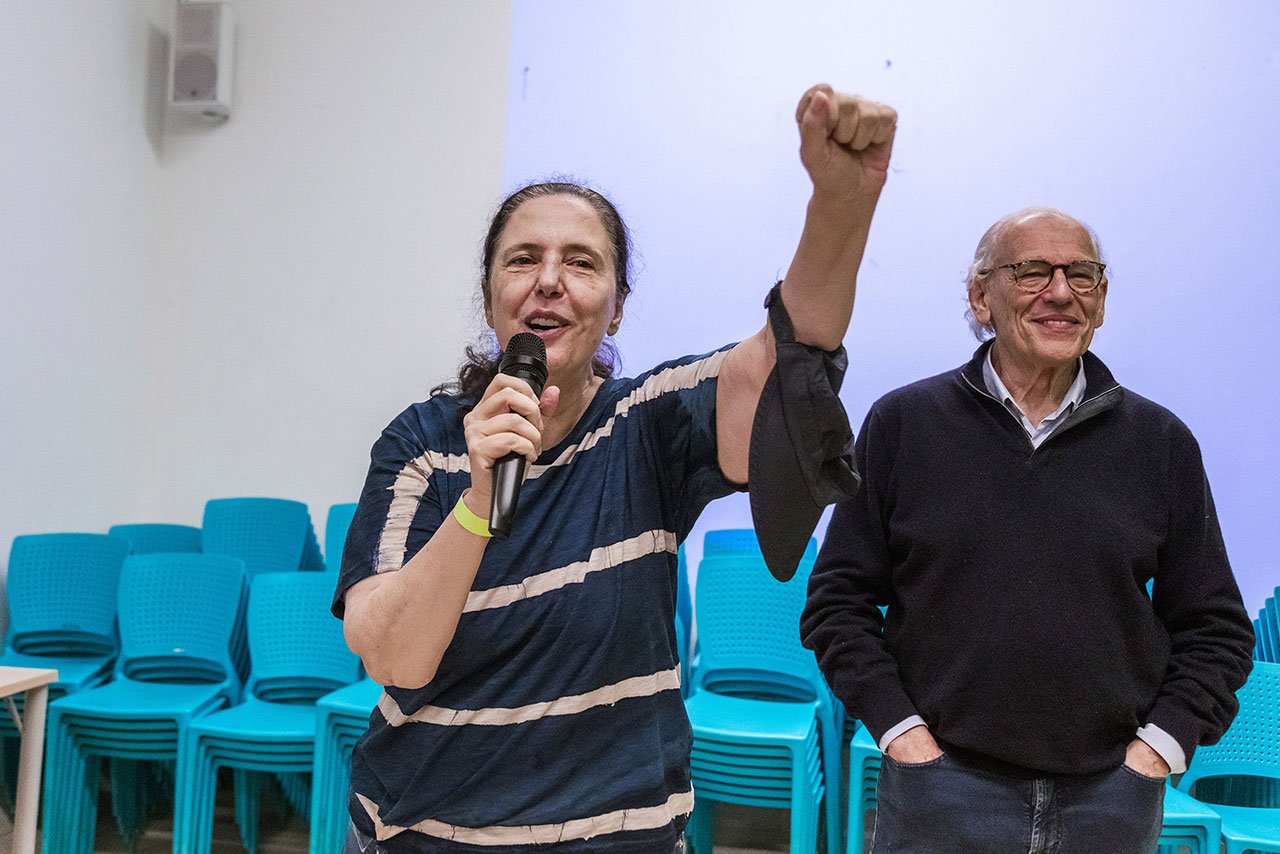 Conjunto de fotos mostra diferentes cenas da ação voluntária Viagem Fantástica: crianças, vestidas com capa de chuva, plantando mudas de árvores, lideranças falando ao microfone e grupo de pessoas reunidas num corredor.