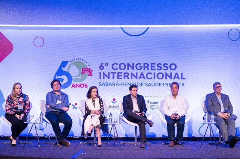 Conjunto de fotos mostra várias cenas do 6º Congresso Internacional Sabará-PENSI de Saúde Infantil: palestrantes sobre o palco, plateia em auditório e dezenas de pessoas em pé, conversando.