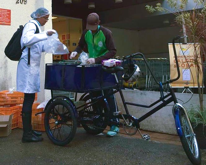 Conjunto de fotos mostra três etapas do projeto: Um triciclo/bicicleta com engradado de comida na bagagem, um homem descendo uma escada com um engradado de bananas nas mãos e uma travessa de comida com arroz, laranja, legumes e purê.